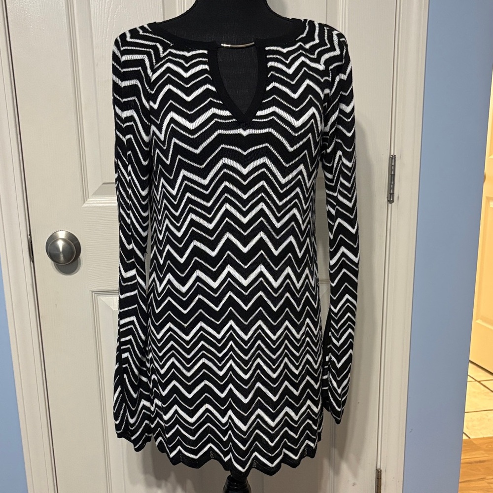 White House Black Market Bell Sleeve  Chevron Tunic in Black and White